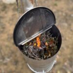焼却炉 パイプで草木に穴開けて通気をよくして着火_s