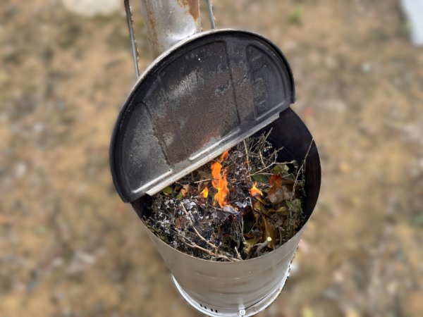 焼却炉 パイプで草木に穴開けて通気をよくして着火_s