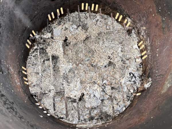 焼却炉 パイプで草木に穴開けて通気をよくして着火して3時間後_s