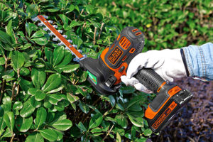 ブラックアンドデッカー-マルチツール-2in1ガーデンヘッド-使用例-庭木バリカンブレードでの生垣・植え込み手入れ