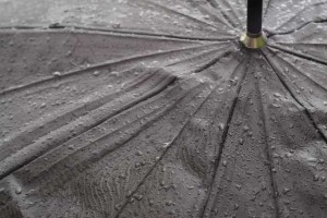 雨にぬれた傘